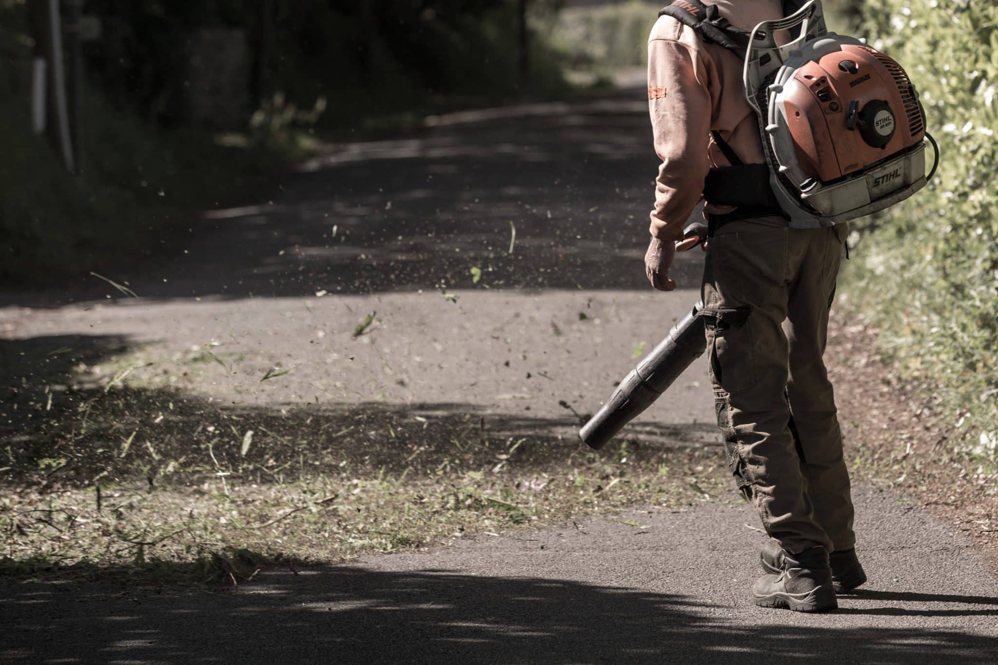 soufflages de feuilles dans une allée