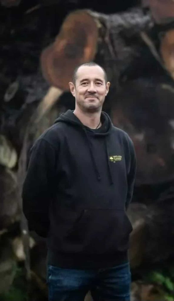 David devant des grumes